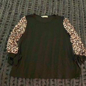 Woman’s tie sleeve top